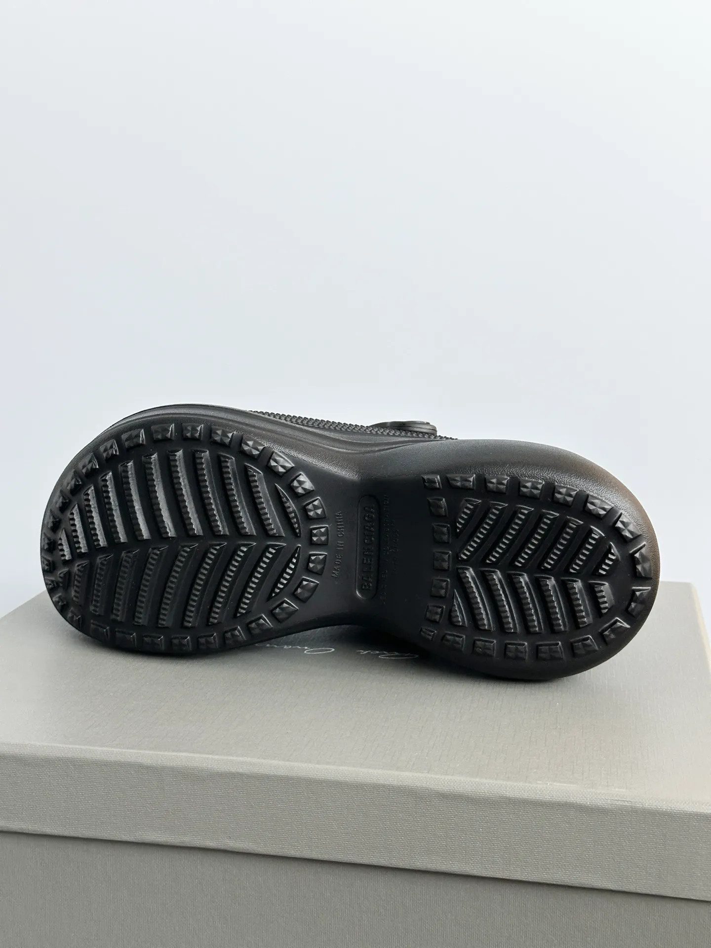 👟👟Ex-factory price 520👟👟 𝗕𝗮𝗹𝗲𝗻𝗰𝗶𝗮𝗴𝗮Heightening Crocs for Couples Original model opening. Original factory data. Men’s and women’s models with different graphics and pattern designs. DIY accessories with matching versions. 6cm heightening modo integrated shoe body structure. Lightweight material with high degree of detail restoration. Code number: 35-41 (40.41 non-refundable) Original packaging
